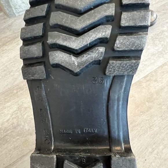 Size 6 Burberry rainboots - Picture 3 of 4